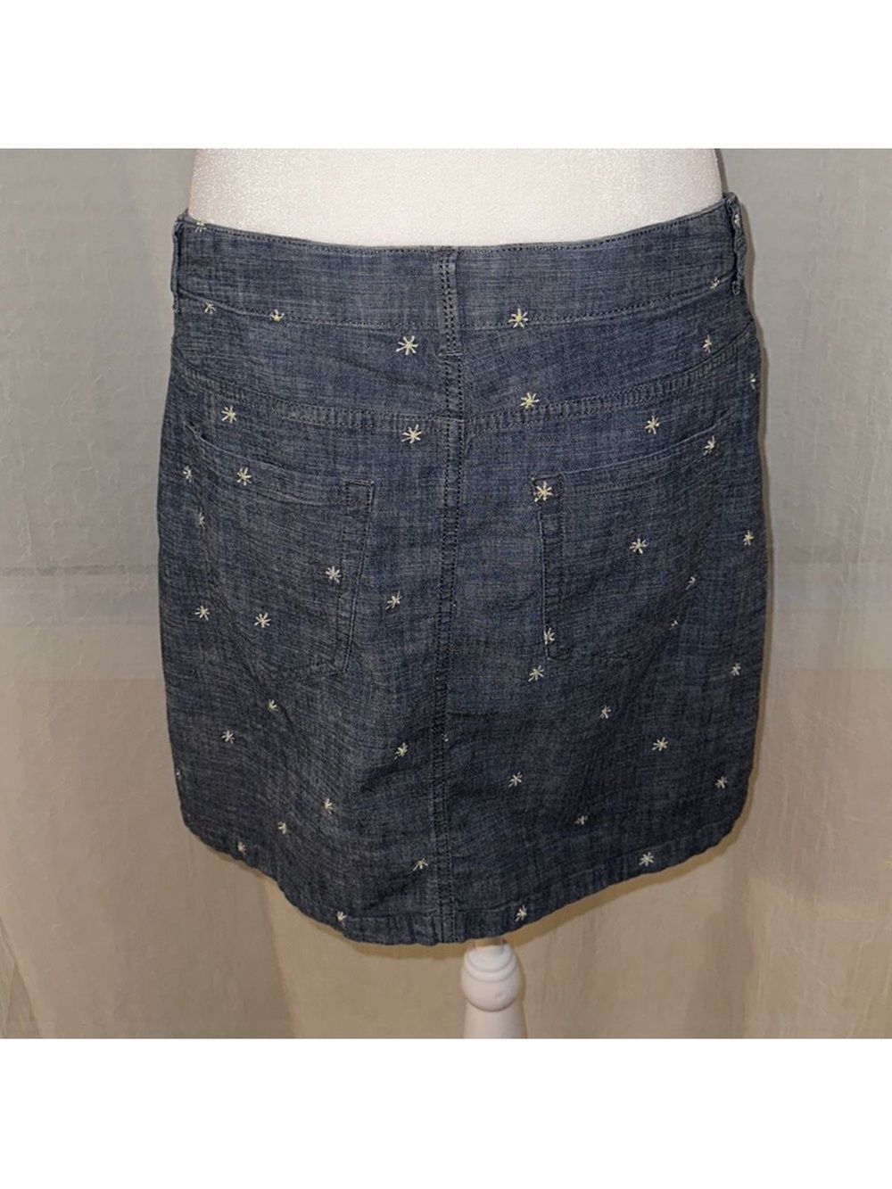 Croft & Barrow 12P Stretch Chambray White Floral Embroidered Mini Pencil Skirt